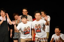 「鬼ヶ島軍団VSラバーガールフレンズ」最終回のエンディングを一発ギャグで締める巨匠・本田（手前左）と鬼ヶ島・野田（手前右）。