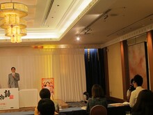 井上公造モノマネの女と男・市川に「恐縮ですと言え」といじるぼんちおさむ。