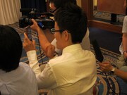 携帯で撮影する市川。