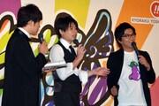 新調したというジャケットを披露するノブコブ徳井(右端)。