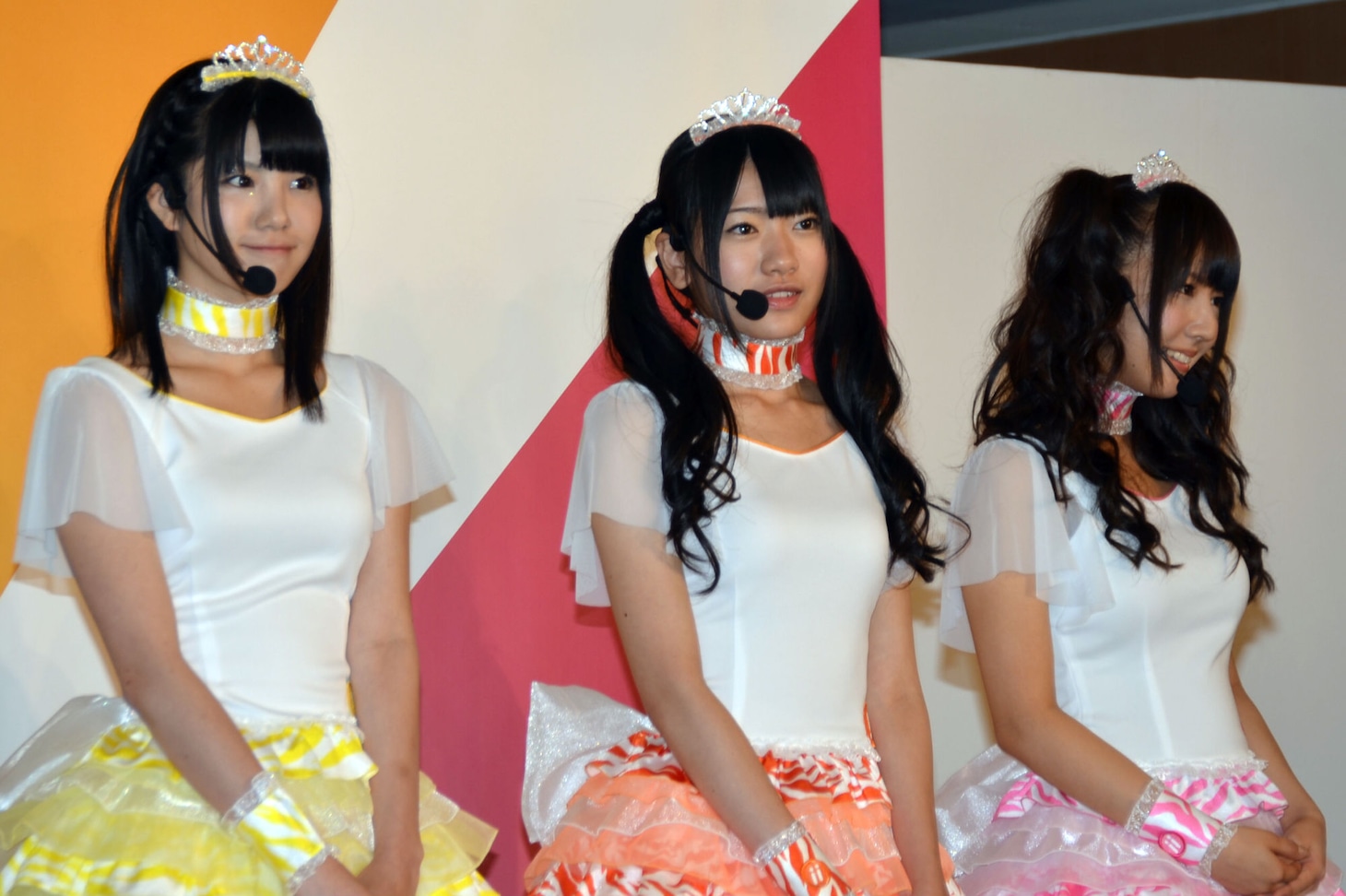 （左から）梅本まどか、小林亜実、鬼頭桃菜。