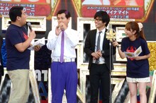 ザ・パンチのトークの様子。パンチ浜崎（左から2人目）の髪にはメッシュが入っているとのこと。