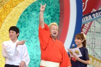 「THE MANZAI 2012」優勝を宣言した東京ダイナマイト・ハチミツ二郎（中央）。