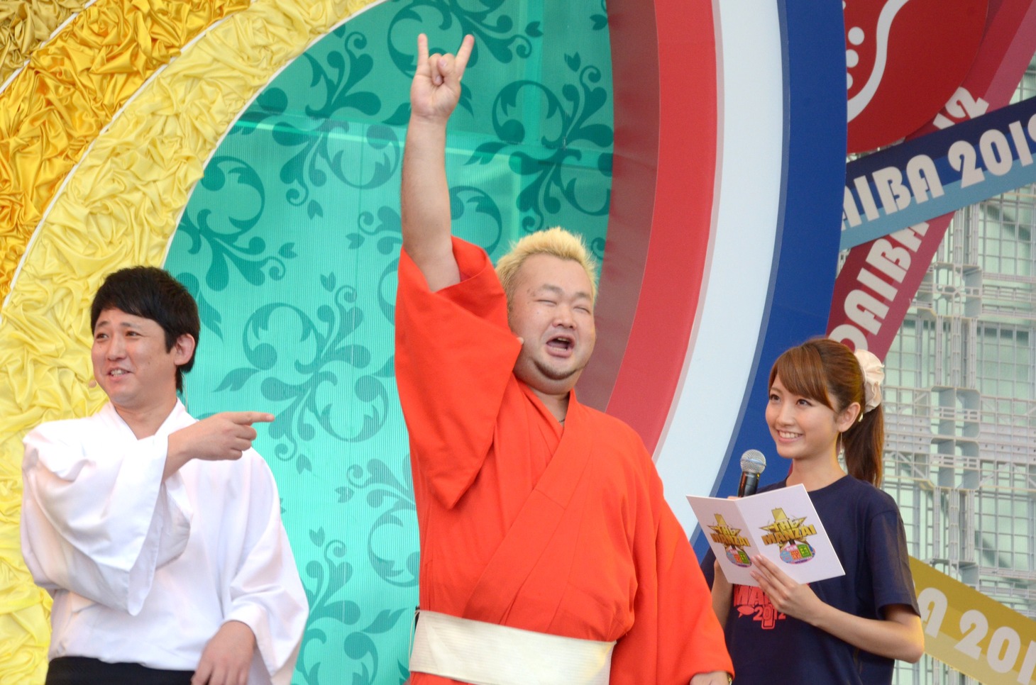 「THE MANZAI 2012」優勝を宣言した東京ダイナマイト・ハチミツ二郎（中央）。