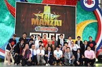 「THE MANZAI in お台場合衆国」に登場した12組の漫才師と三田友梨佳（左端）、佐野瑞樹（右端）の両フジテレビアナウンサー。
