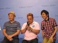 マイクを両脇から渡されてしまった伊達は冷静にツッコミ。