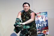 ミリタリーファッションの袖を引きちぎるスギちゃん。その後「切れ目をありがとうだぜぇ」とスタッフに感謝していた。