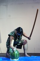 スイカ割りに挑み、素手でスイカを割ろうとしたスギちゃん。