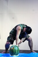 スイカ割りを成功させたスギちゃん。