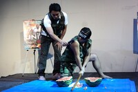 スイカ割りを成功させたスギちゃん（右）と、マイクフォローをする杉村太蔵（左）。