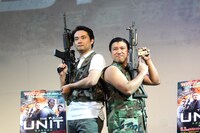 海外ドラマDVD「ザ・ユニット 米軍極秘部隊」のリリース記念イベントに登場し、1日限定ユニット「スギ×杉（すぎすぎ）」を結成したスギちゃん（右）と杉村太蔵（左）。