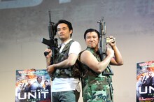 海外ドラマDVD「ザ・ユニット 米軍極秘部隊」のリリース記念イベントに登場し、1日限定ユニット「スギ×杉（すぎすぎ）」を結成したスギちゃん（右）と杉村太蔵（左）。