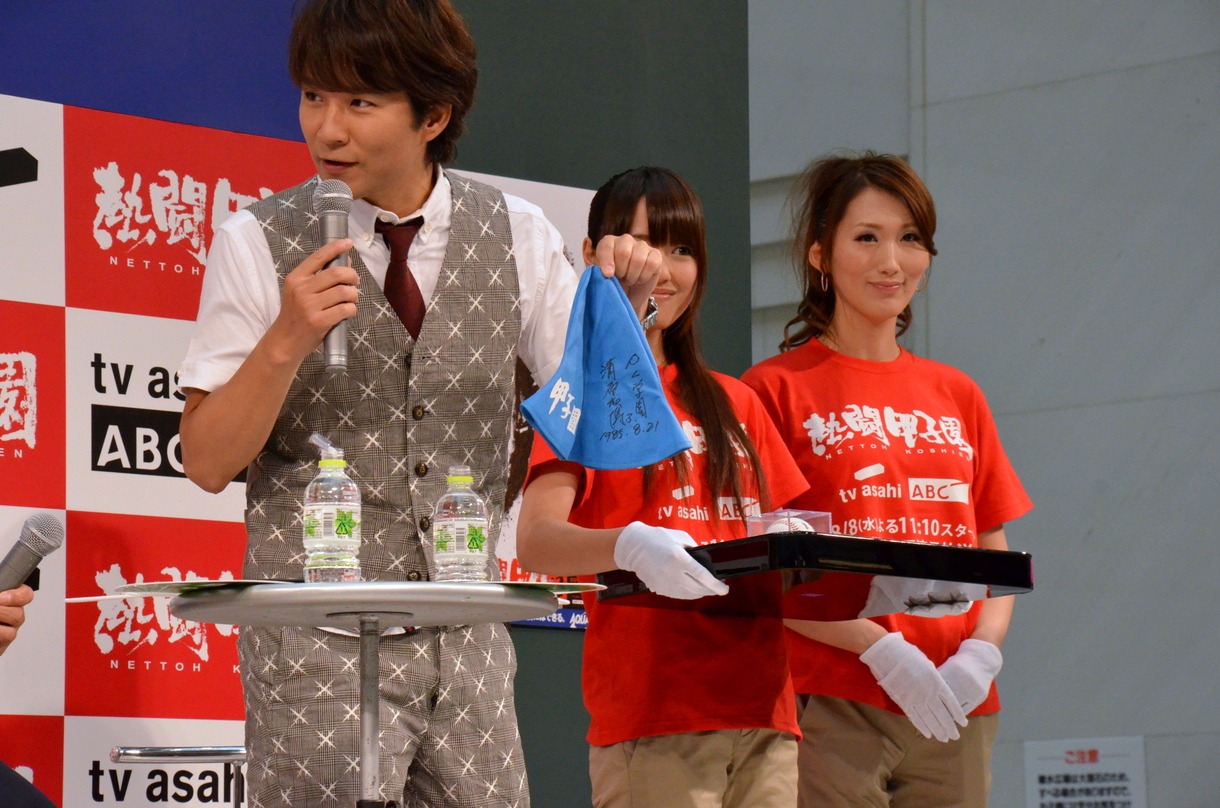 清原和博選手のサイン入りチューリップハットを自慢する渡部。