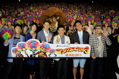 アニメーション映画「マダガスカル3」の初日舞台挨拶に登場した（左から）岡田義徳、高島礼子、玉木宏、柳沢慎吾、おぎやはぎ。
