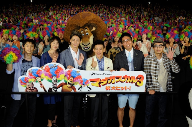 アニメーション映画「マダガスカル3」の初日舞台挨拶に登場した（左から）岡田義徳、高島礼子、玉木宏、柳沢慎吾、おぎやはぎ。