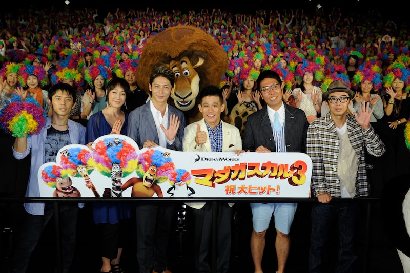 アニメーション映画「マダガスカル3」の初日舞台挨拶に登場した（左から）岡田義徳、高島礼子、玉木宏、柳沢慎吾、おぎやはぎ。