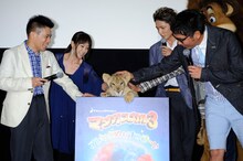 赤ちゃんライオンの登壇に喜ぶおぎやはぎ小木（右端）。