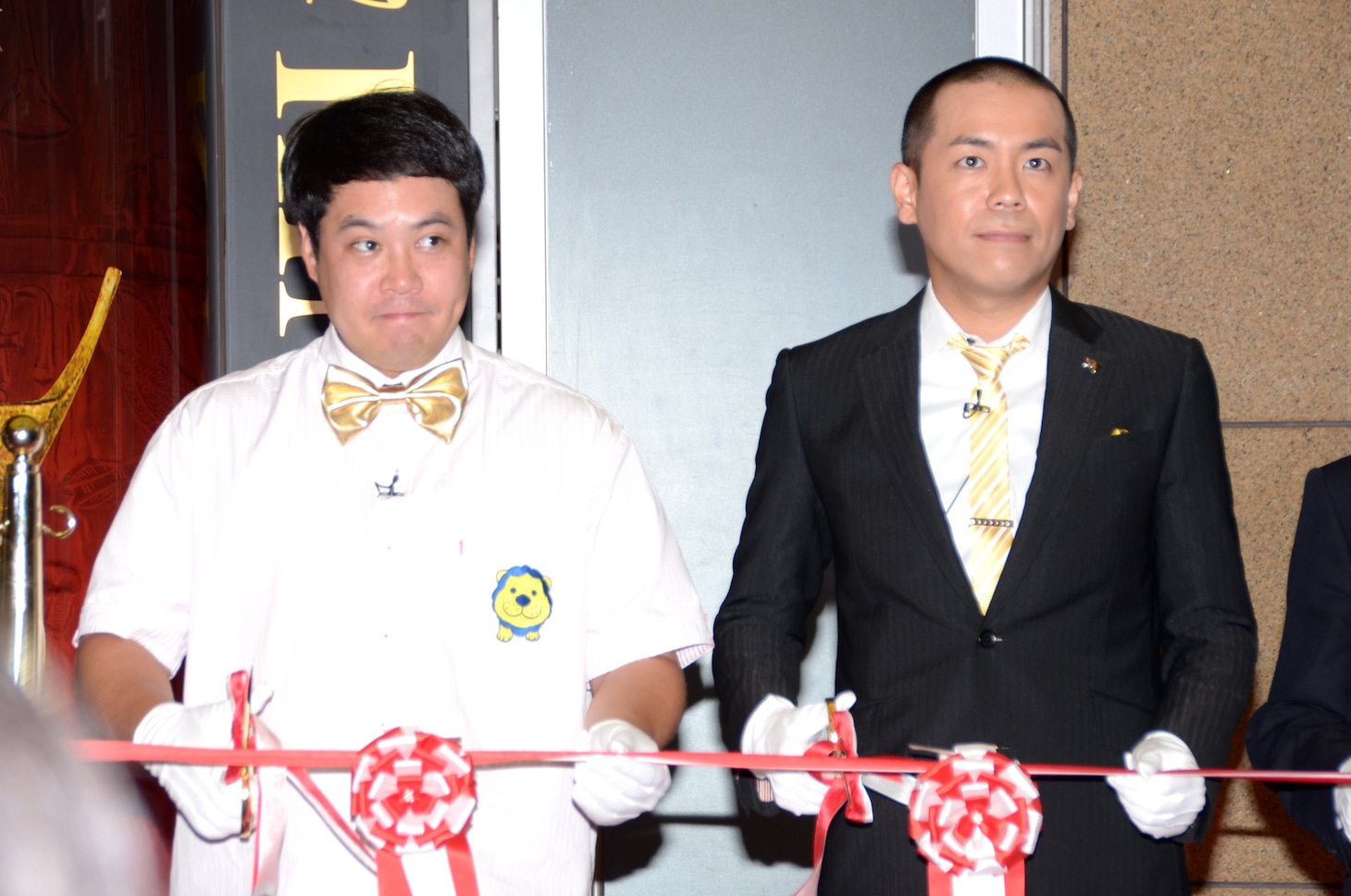 テープカットに参加するタカアンドトシ。