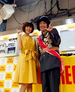 MIX CD「PLATINUM DISC」の発売記念インストアイベントに登場したDJやついいちろう（右）と、ゲストの松本伊代。