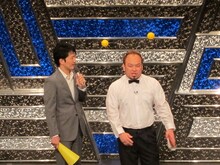 解説のポテト少年団・菊地とレフェリーのミスター坂虫。坂虫の触覚はもろい。