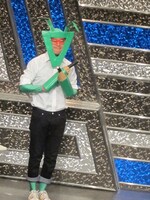 勉強カマキリはとにかくまじめ。両手が鉛筆で消しゴムがないため間違いは許されない。