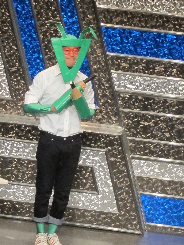 勉強カマキリはとにかくまじめ。両手が鉛筆で消しゴムがないため間違いは許されない。