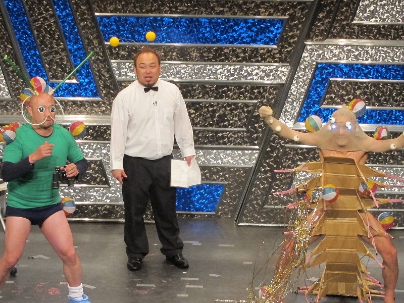 フォーカマキリの目はキラキラに、ニセムカデガニモドキの目はピカピカに。