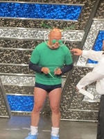 フォ～カマキリは宴会科、制作日数は4（フォ～）日、製作費は4（フォ～）円。