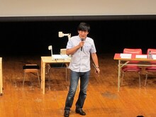 顧問の東直子に絶妙なツッコミを入れながら進行した司会の劇団ひとり。