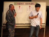 観客からの歓声に応えて、短めに「ビーチあるある」を、T-BOLAN「Bye For Now」にのせて「置き引きがありがち」と歌ったRG。