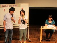 趣味の手芸について、ひとりに説明する光浦（中央）。