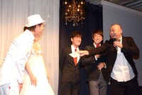 取材会の途中、おもむろにご祝儀を渡そうとするTKO木下（右端）。