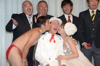 妻・杏子さん（手前右）と安田大サーカス・団長安田（手前左）からキスのプレゼントをもらう“収納王子コジマジック”ことオーケイ小島。