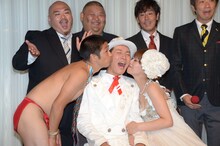 妻・杏子さん（手前右）と安田大サーカス・団長安田（手前左）からキスのプレゼントをもらう“収納王子コジマジック”ことオーケイ小島。