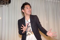 記者取材に応じたますだおかだ岡田。2人の出会いの場にたまたま居合わせており「僕はある意味、2人のキューピット！」と言いながらも当時のことは「まったく覚えてません！」と正直に告白し、最終的には特に脈絡もなく「ワォ！」と叫んでコメントを締めくくった。