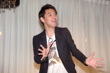 記者取材に応じたますだおかだ岡田。2人の出会いの場にたまたま居合わせており「僕はある意味、2人のキューピット！」と言いながらも当時のことは「まったく覚えてません！」と正直に告白し、最終的には特に脈絡もなく「ワォ！」と叫んでコメントを締めくくった。