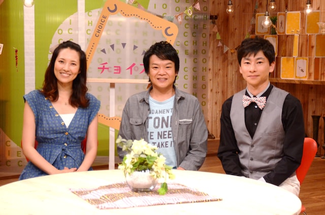 健康番組「チョイス＠病気になったとき」でMCを務めるほっしゃん。（中央）と、モデルの浜島直子（左）、「チョイスアドバイザー」として出演する永井克典NHKアナウンサー（右）。