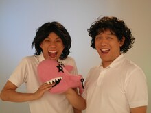 動画サイトJOOKEYにて「あたりまえ体操」の撮影を行ったCOWCOW。(c)吉本興業