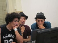 時に真剣な表情で勝負に挑む3人。