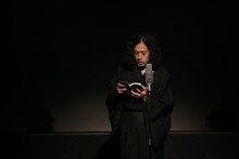 オープニングで約10年前に執筆した自らのエッセイを1編まるごと朗読するピース又吉。