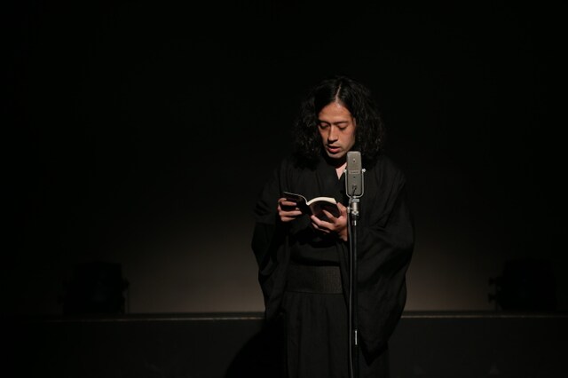 オープニングで約10年前に執筆した自らのエッセイを1編まるごと朗読するピース又吉。