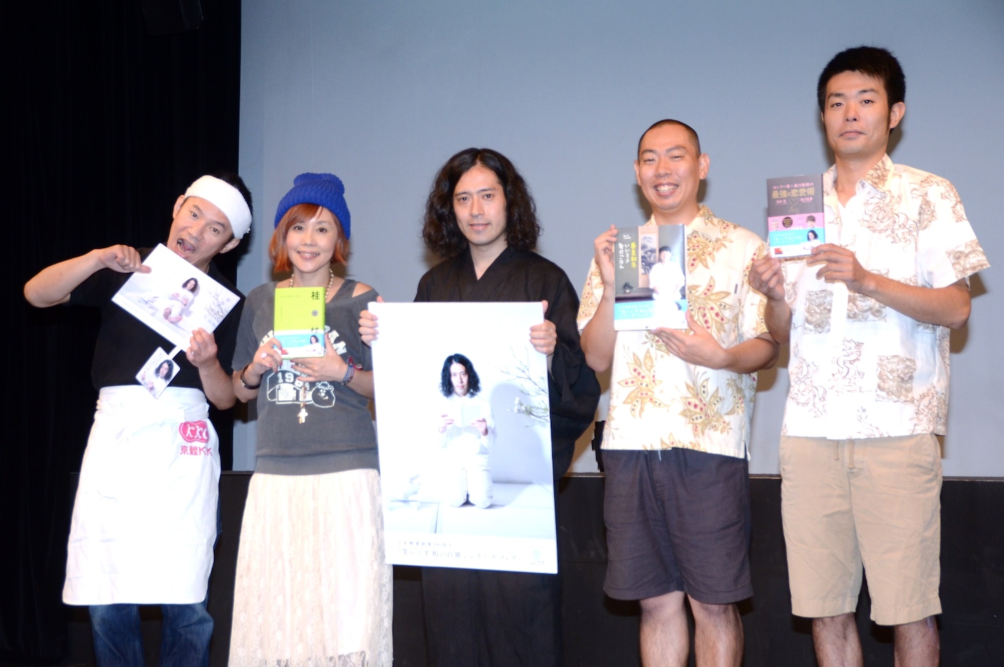 「笑いと平和の百冊シリーズ」書籍企画プレゼン大会に登場した（左から）オモロー山下、野沢直子、本シリーズ宣伝部長のピース又吉、レギュラー。