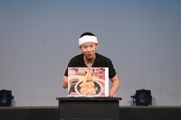 自らもうどん屋を開店したオモロー山下は全国の変わり種うどんを紹介。「うどんソムリエ」を名乗り「ゆであがりました！」との名言を残した。