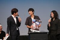 つらいアルバイト体験を語るソラシド本坊（中央）。「地獄なう」という言葉を残した。