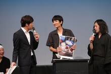 つらいアルバイト体験を語るソラシド本坊（中央）。「地獄なう」という言葉を残した。