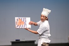 自宅で作っているというパンを紹介したイシバシハザマ硲。会場にも自作のパンを持参した。