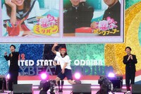 踊りながらミタパンの前を遮るおたこぷー（中央）。