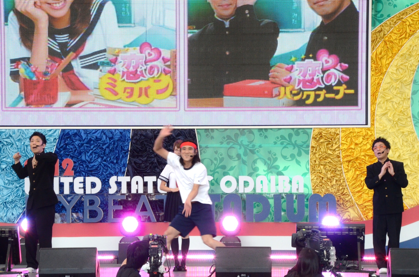 踊りながらミタパンの前を遮るおたこぷー（中央）。