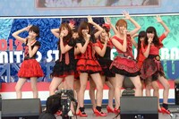 ゲストとして登場し、新曲「One Up!!!」を披露したアイドリング!!!。この曲も本日8月8日に発売された。