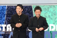 コントを披露するパンクブーブー。